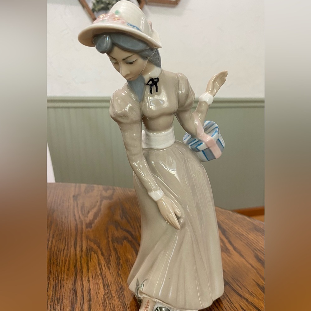"CASCADES" Porcelanas LADY FIGURINE Made In Spain. 10 1/2”H. Blue & White Tan